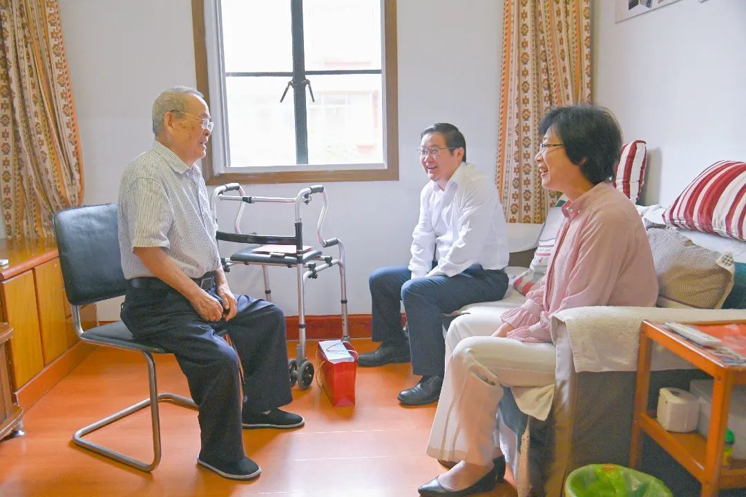 蘇鹽集團(tuán)黨委開展國(guó)慶前走訪慰問(wèn)活動(dòng) 蘇鹽集團(tuán)黨委開展國(guó)慶前走訪慰問(wèn)活動(dòng)